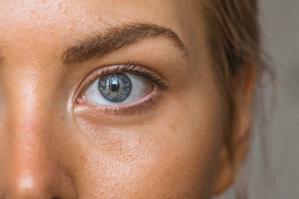 Quelle est la meilleure façon d'appliquer le soin anti-poches sous les yeux ?
