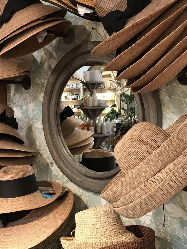 Quels conseils pour sélectionner des chapeaux en feutre décorés pour des événements en plein air ?