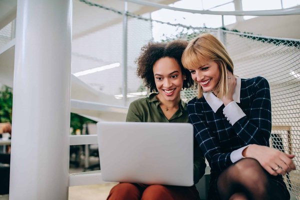 Astuces pour choisir des bijoux en or rose qui complètent les tenues pastel