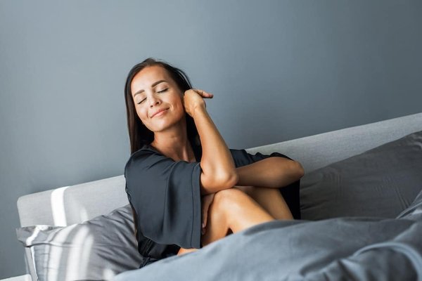 Comment harmoniser des robes cache-cœur avec des accessoires minimalistes ?