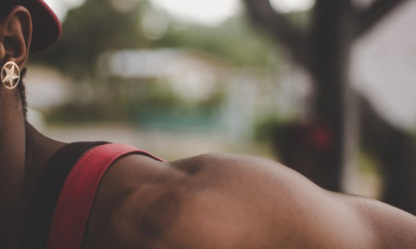 Quelles techniques pour choisir des vêtements qui mettent en valeur les épaules ?