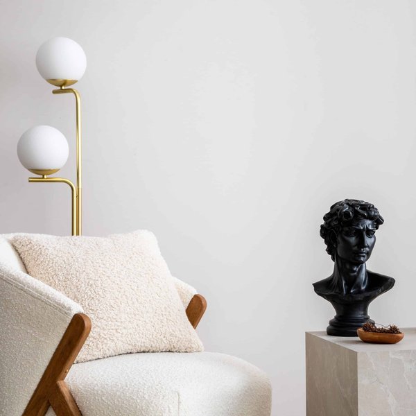 Comment harmoniser des bijoux en argent avec des tenues aux tons froids ?