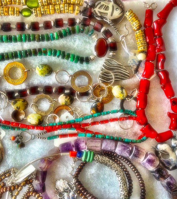 Comment choisir des bijoux qui complètent des tenues avec des décolletés plongeants ?